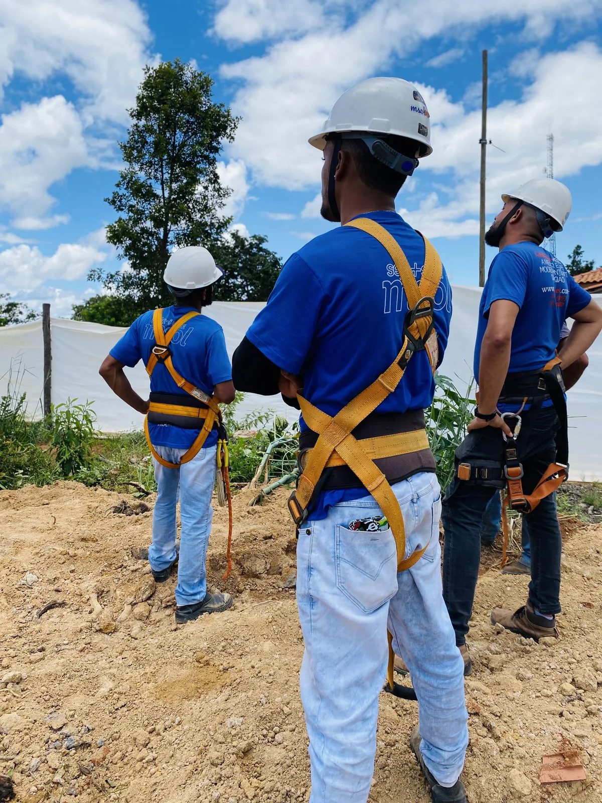 Técnicos da MSOLNET preparando infraestrutura de conectividade